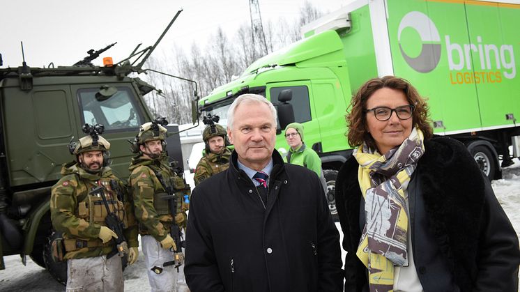 Administrerende direktør Petter Jansen i FLO og konsernsjef Tone Wille i Posten signerte kontrakten som gjør at Brings medarbeidere i fremtiden skal samarbeide med Forsvarets personell. Foto: Birger Morken, Posten
