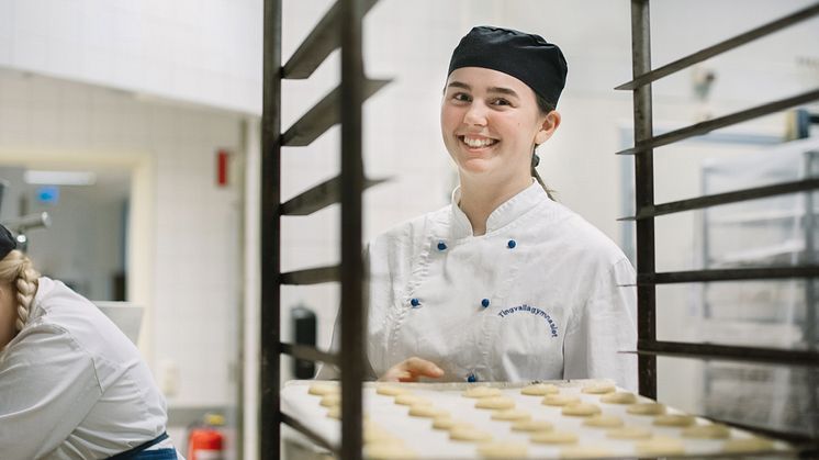 Restaurang- och livsmedelsprogrammet samt hotell- och turismprogrammet på Tingvallagymnasiet certifieras enligt Visitas kvalitetssäkringsmodell.