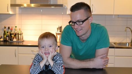 Älvsbyhus med energikalkyler som håller.
