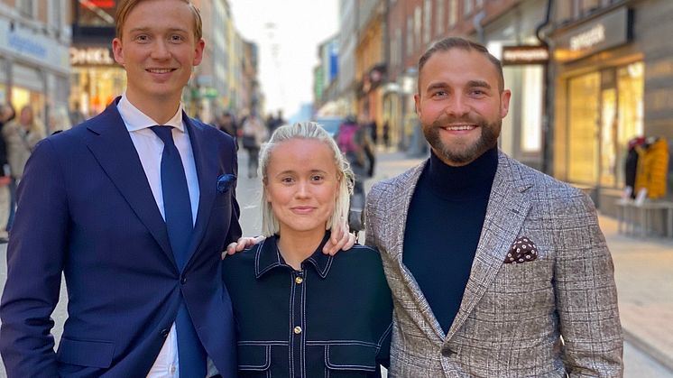 Jonas Uhlbäck och Magnus Persson, båda franchisetagare på HusmanHagberg Södermalm tillsammans med säljkoordinatorn Kia Wigg.