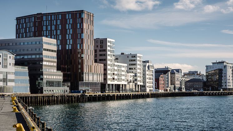 PÅ KAIKANTEN: Quality Hotel Ramsalt ligger på kaikanten rett ved Hurtigrutekaia og jernbanestasjonen.