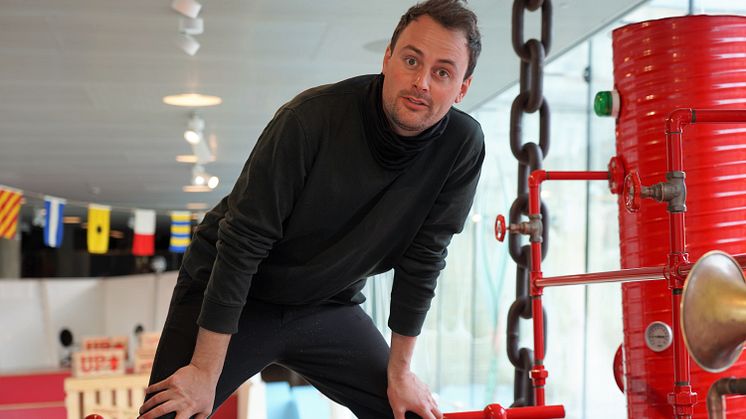 (Foto_M/S) De fleste børnefamilier kender Kristian Gintberg som vært på DRs børnekanal Ramasjang. Lørdag d. 11 juni overtager han styringen på M/S med et  stort show om opdagelsesrejsende til søs.  