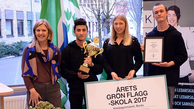 Miljöminister Karolina Skog delar ut det ärofyllda priset till Almåsgymnasiets elever Simon Almsaddi, Moa Enkvist Petersson och Elliot Back.