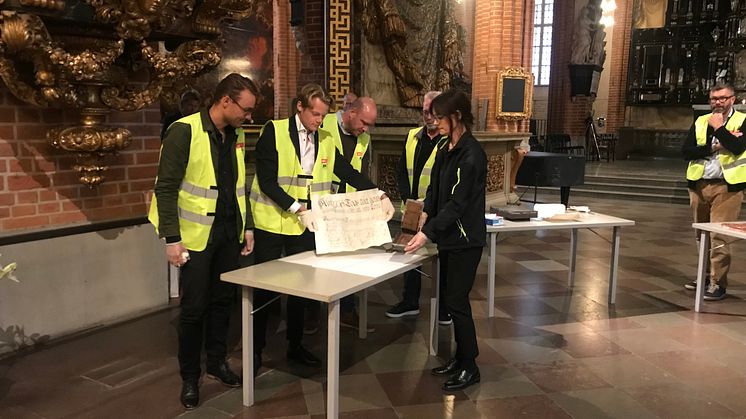 Antikvarie Max Laserna (längst till vänster i bild) var ciceron under ceremonin avseende den historiska kontext som den här formen av tidskapslar använts.