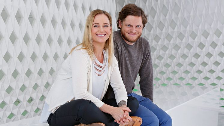  Sofia Helin och Hans Olav Brenner leder den nordiska prisgalan. Sofia Helin är en känd svensk skådespelare, Hans Olav Brenner är känd i Norge som programledare på TV. 