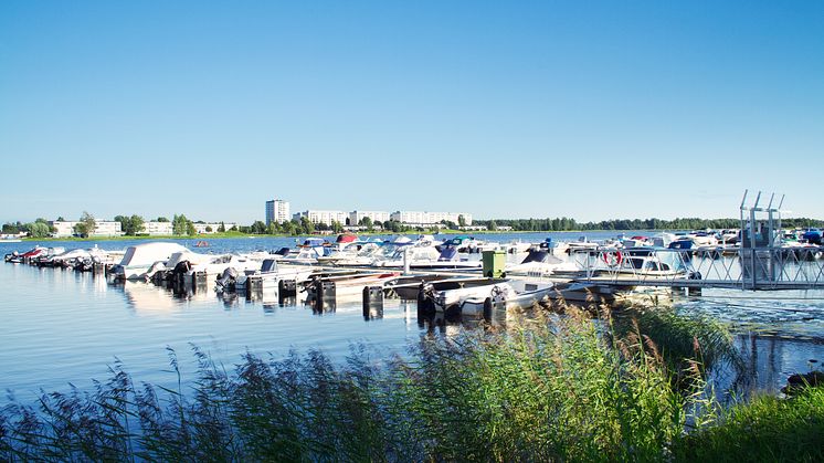 Nu sätter kommunen upp skyltar för att förtydliga att det råder badförbud i småbåtshamnar.