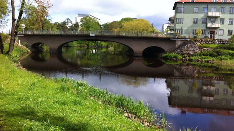 Järnvägsbron i centrala Ängelholm repareras 