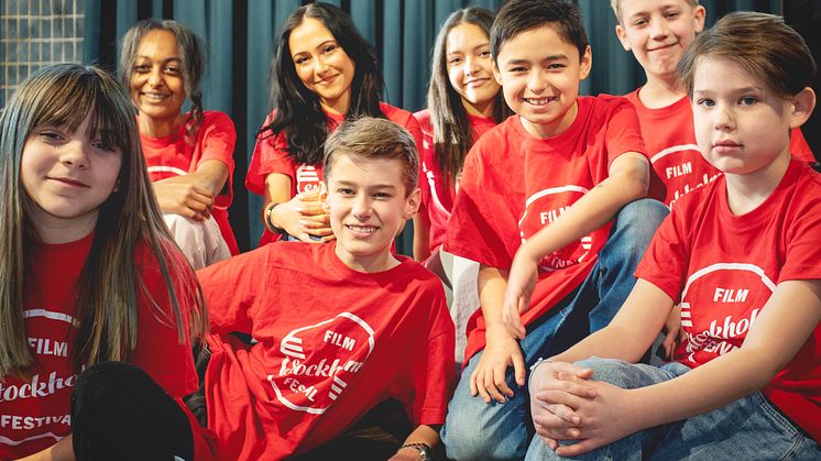 fr.v. Angelia Gebo 12 år, Mana Salehian 18 år, Emma Thorén 16 år, Tim Rosén 14 år, Mirella Söderquist 10 år, Axel Svanborg 13 år, Benicio Oblitas 11 år, Jack Forsgran 8 år. Fotograf Disco Dominique