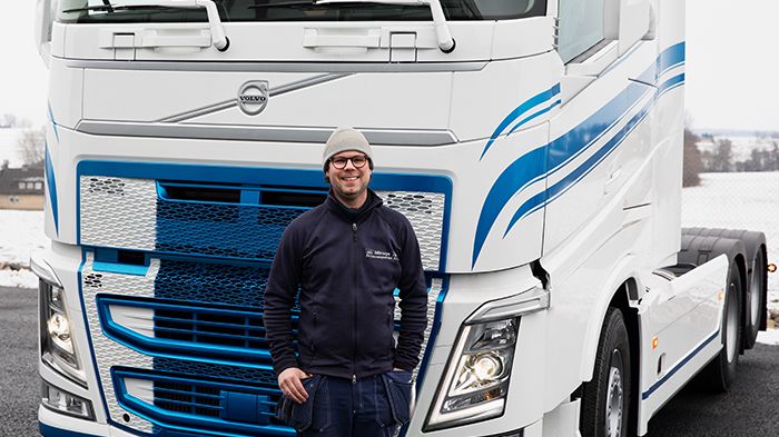 Christoffer Ekman, trafikledare och fordonsansvarig på Mörarps Frystransporter framför den nya gasbilen.