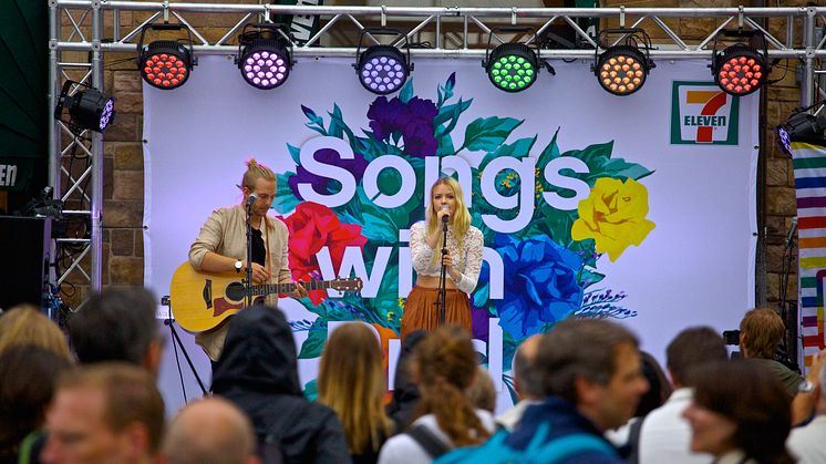 Smith & Thell hyllar Joshua under Songs with Pride 2