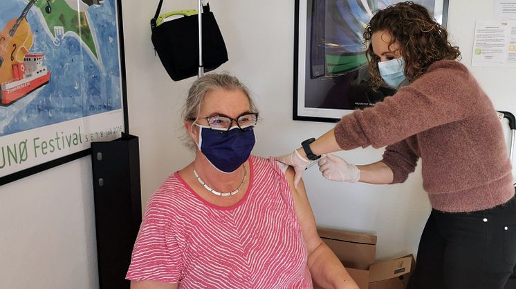 Tunbo og hjemmehjælper på øen, Lise-lotte Eilskov Tandrup Rekly, bliver coronavaccineret på Ølykkecentret