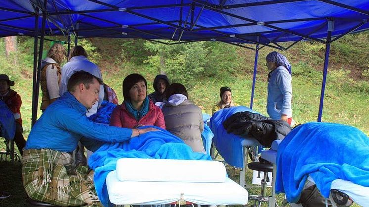 Der Wiesbadener Osteopath Oliver Berner war mit Kollegen in Kirgistan und hat Bewohner der Bergdörfer kostenlos behandelt. 