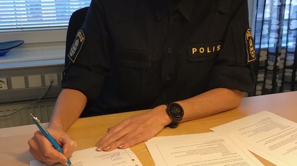 Linda Hedmark underskrift. Fotograf Amanda Ekman..jpg