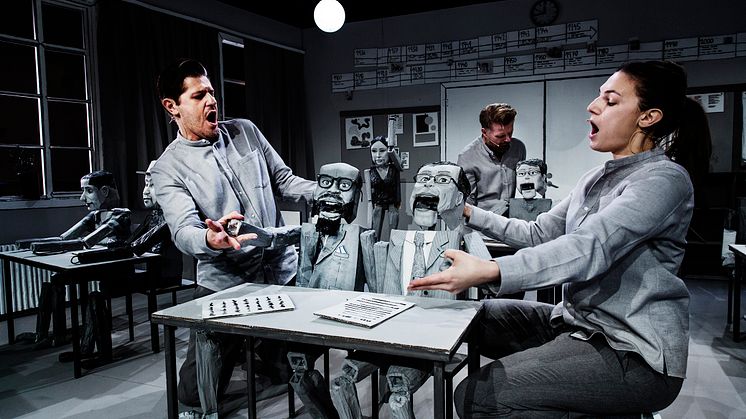Erik Olsson och Sandra Stojiljkovic och dockor i Vad gör vi här? på Unga Teatern.