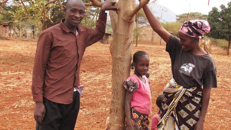 Justice och Esther med sina syskonbarn Mueni, Mutheu, Mwendwa, Mwikali och Mwende vid deras Moringaträd