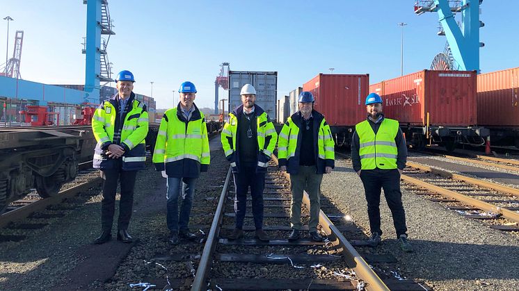 Nikolas Rowland på First Row Shipping & Logistics AB, Mikael Nyman på CFL Cargo Sverige AB och Henrik Horndahl, Svante Altås och Homam Mansour på APM Terminals Gothenburg firar avgången av det första pendeltåget till Piteå.