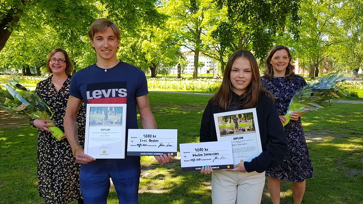 Årets idrottsstipendiater Eric Hedin och Malin Svensson. Bakom till vänster, Lina Larhult  (S) och till höger Johanna Larsson (M)     
