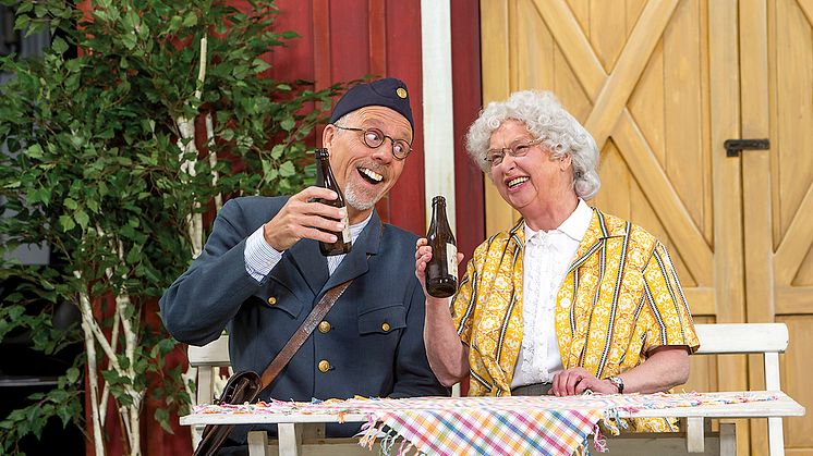 SUCCE! NYA JUBILEUMSFARSEN LOCKAR TILL SKRATTFEST PÅ VALLARNA I SOMMAR -NU SLÄPPS EXTRAFÖRESTÄLLNINGAR