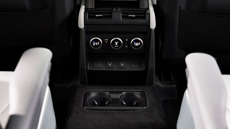 DEF_130_V8_25MY_080524_05_INTERIOR.jpg