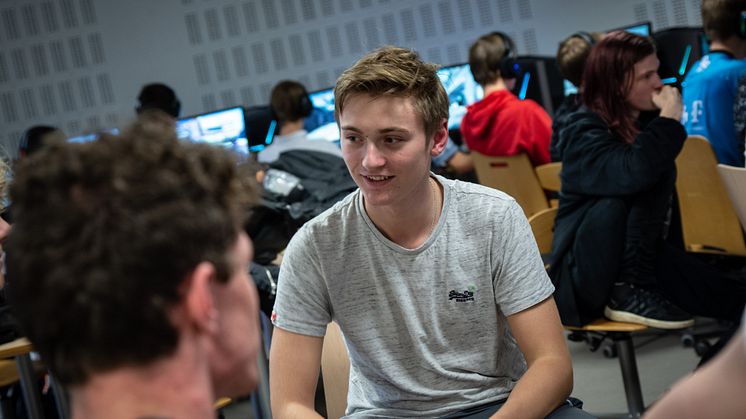 E-sports elev er igang med at snakke med sit hold // fotograf: Ulrik Burhøj Jepsen