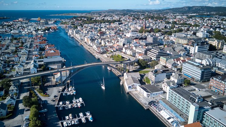 Smedstadsundet i Haugesund ruster seg for stor småbåttrafikk i sommer. Nå skal det anlegges ny småbåthavn.