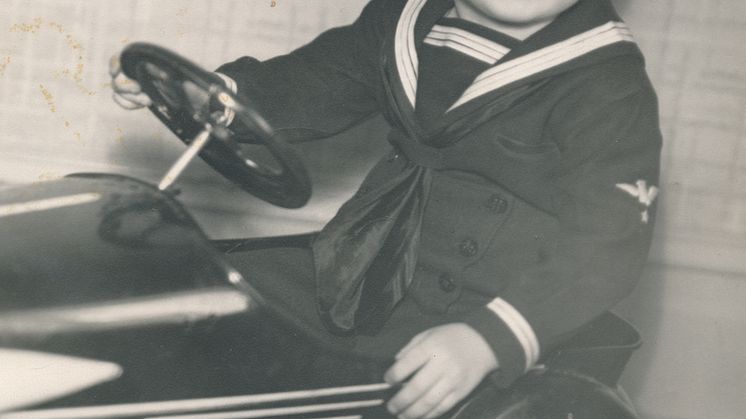 (Arkivfoto MFS) Denne dreng er en af de mange børn, der blev sendt til fotografen i matrostøj.  Matrostøjet blev også brugt på danseskolen til konfirmationen og som uniform på kostskoler etc. Moden stammer helt tilbage fra midten af 1800 tallet.  