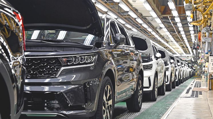 De første KIA Sorento hybridmodeller ruller nu af produktionslinjen på fabrikken i Hwasung, Sydkorea