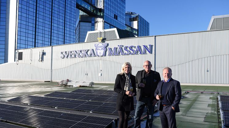 Idag invigdes Svenska Mässan Gothia Towers solcellsanläggning på mässtaket. På bild: Carin Kindbom, vd och koncernchef, Henrik Martinsson, teknisk förvaltare, Joachim Hult, fastighetsdirektör. 2022-10-19. Foto Natalie Greppi.