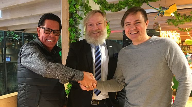 Vitalis och Universeum skakar hand på samarbetet.