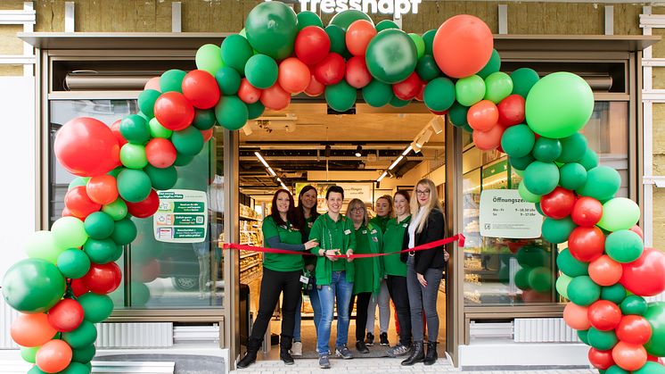 Die Filialleiterin Jenny Sommerfeld (Mitte) eröffnet mit ihrem Team und der District Managerin Sandra Bozzi-Kummi (rechts) den neuen Standort an der Poststrasse 3 in Affoltern am Albis