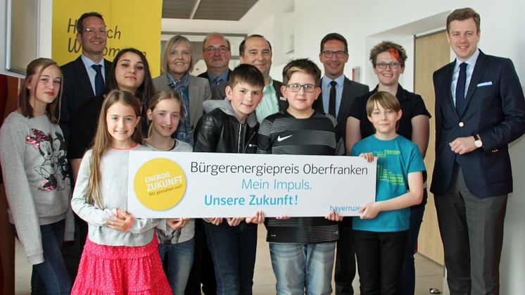 Zeit für oberfränkische Energiehelden: Ingo Schroers, Dr. Corinna Boerner, Rüdiger Lang, Matthias Ritter, Michael Abraham, Malika Pöhlmann und Dr. Oliver Bär (hinten v.l.) mit Realschülern beim Auftakt des Bürgerenergiepreises 2018 in Rehau.