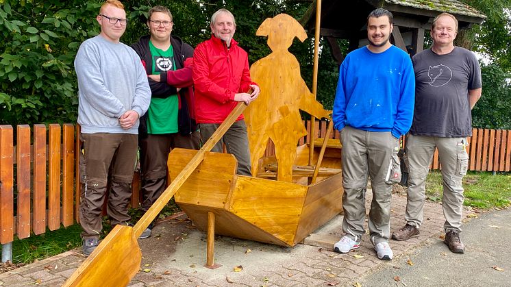Sind stolz auf den Treidelkahn, den sie angefertigt haben: von links die Auszubildenden der Holzwerkstatt der Hephata-Berufshilfe Johannes Bindhammer, Florian Bechstein, Teamleiter Ingo Kurz, Kevin Mitropoulos und Betriebsleiter Frank Möller.