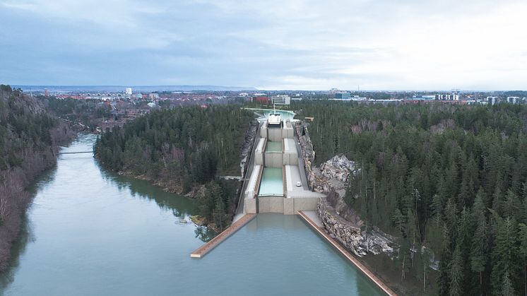 Den nya slussleden ska bestå av tre större slussar på rak linje från Göta älv mot centrala Trollhättan. Till vänster fåran från Trollhättefallen och kraftverket. Bild: Trafikverket