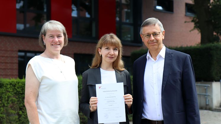 Bei der Urkundenübergabe: Privatdozentin Dr.in Anna Szyrwińska-Hörig zusammen mit Universitätpräsidentin Prof.in Dr.in Verena Pietzner und Habilitationsvater Prof. Dr. Jean-Christophe Merle