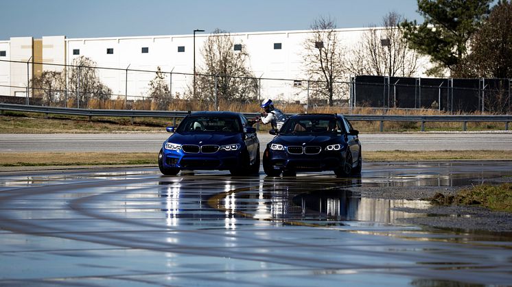 Den nye BMW M5 tankes under rekordforsøget