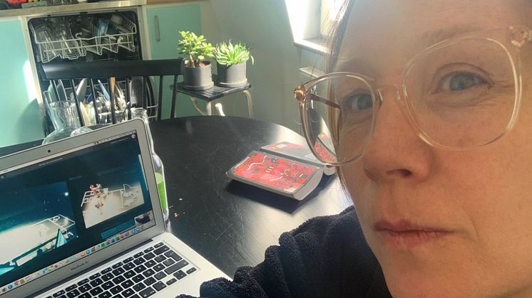 Frida Röhl regisserar från köket.