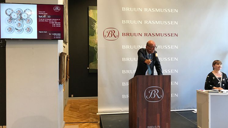 Jesper Bruun Rasmussen sælger de 12 dragetallerkener for 1 mio.kr.