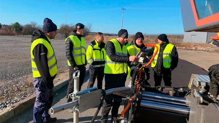 Swecons tekniker utbildar sig på asfaltläggare