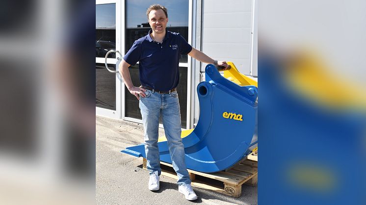 Budvinnare Tommy från Textilbolaget i Kinna med den auktionerade skopan. 