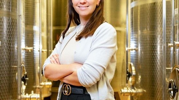 01-schmitt-soehne-wine-longuich-35_iuliane_schmitt_geschaeftsleitung (900x1003).jpg