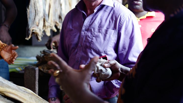 Ronny Berg møter tørrfiskselgere på marked i Nigeria