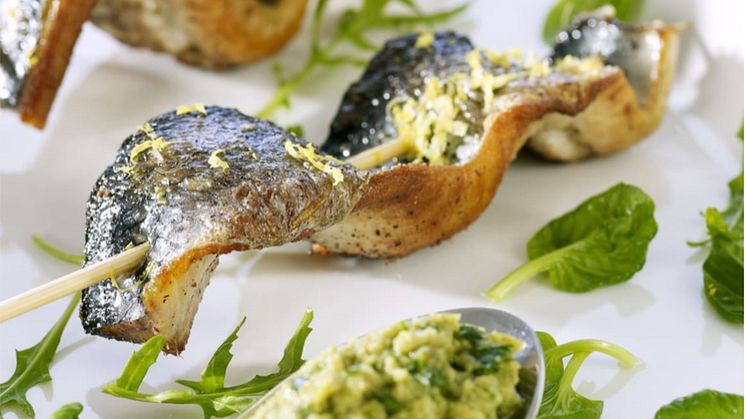 ​Fira årets midsommar med sillen på grillen