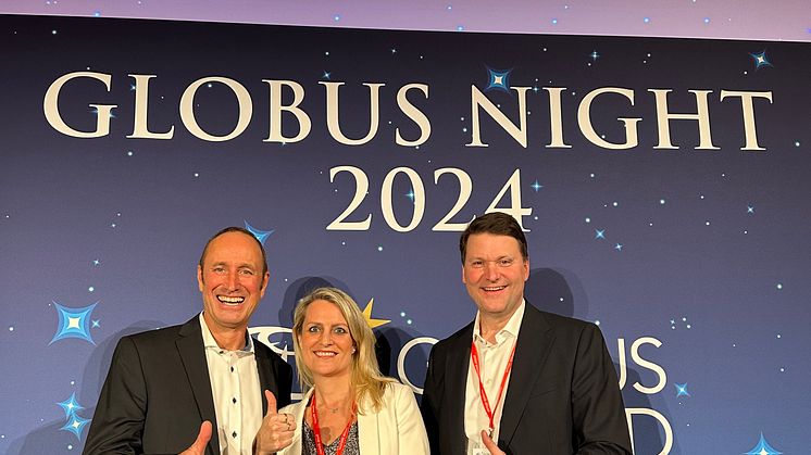 Den Globus Award nahmen Georg Welbers (alltours Geschäftsführer Vertrieb & Marketing) und Ilka D´Aloisio (alltours Key Account Managerin) von touristik aktuell Chefredakteur Matthias Gürtler (links) entgegen.