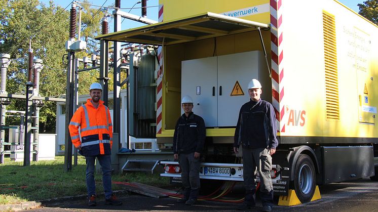 Die Techniker Florian Bergmeier (Freisinger Stadtwerke, von links), Saknarin Schürz und Leo Kretschmar (beide Bayernwerk) beim ersten Einsatz der mobilen E-Spule in einem Umspannwerk in Freising.