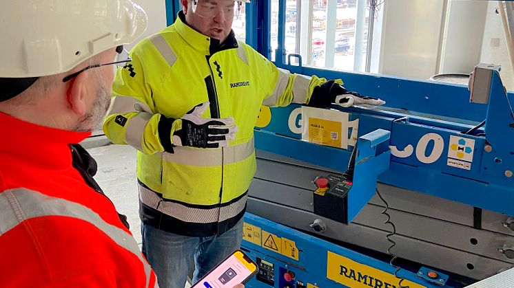 NY LØSNING: Ramirent-selger Lars Marceliussen(bak) informere en kunde på byggeplassen til det nye fylkeshuset i Bergen om hvordan den nye RamiShare-app-løsningen til Ramirent fungerer.  