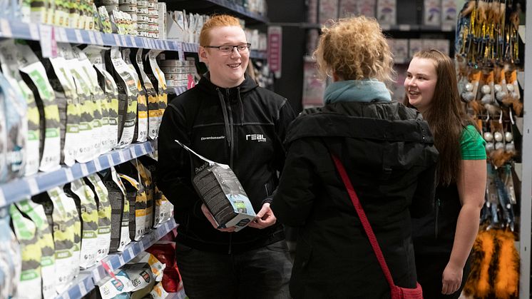 Elever tränar i butik på service och bemötande.