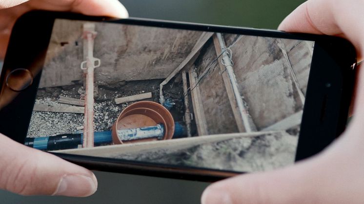 SmartSurvey™ omsætter video direkte fra mobiltelefonen til komplekse 3D-modeller og gør det nemt for medarbejdere hos forsyninger og entreprenører at indsamle dokumentation og data i forbindelse med gravearbejder. Foto: LE34.