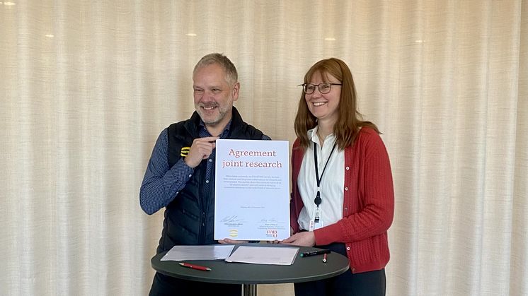 Henrik Jensen, VD för HARTING AB och Eva Thorin, professor i energiteknik och vice akademichef på MDU, signerade avtalet