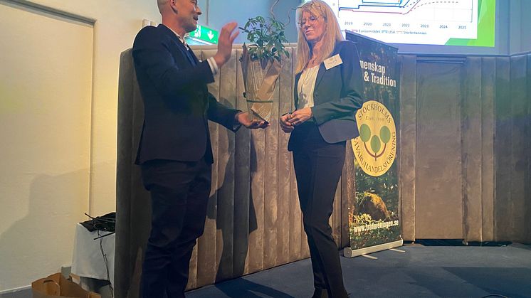 Ordförande Johan Rosendahl tackar gästföreläsare Kerstin Hallsten.