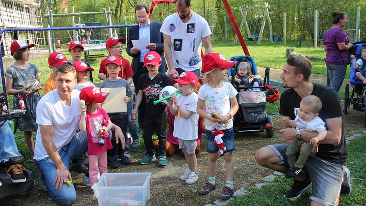 RB-Fußballer kicken im Kinderhospiz Bärenherz mit kleinen Fans um die Wette 